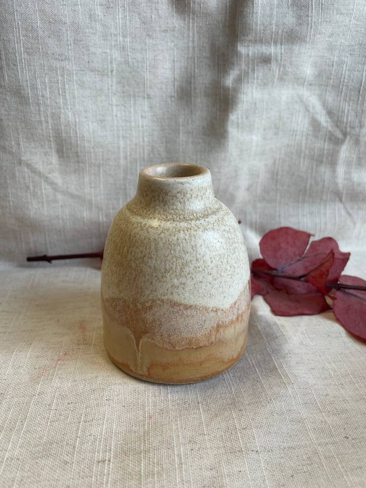 Vase à bourgeons et diffuseur en roseau en céramique fait main Dunes pour la vente par Charlotte Manser Ceramics