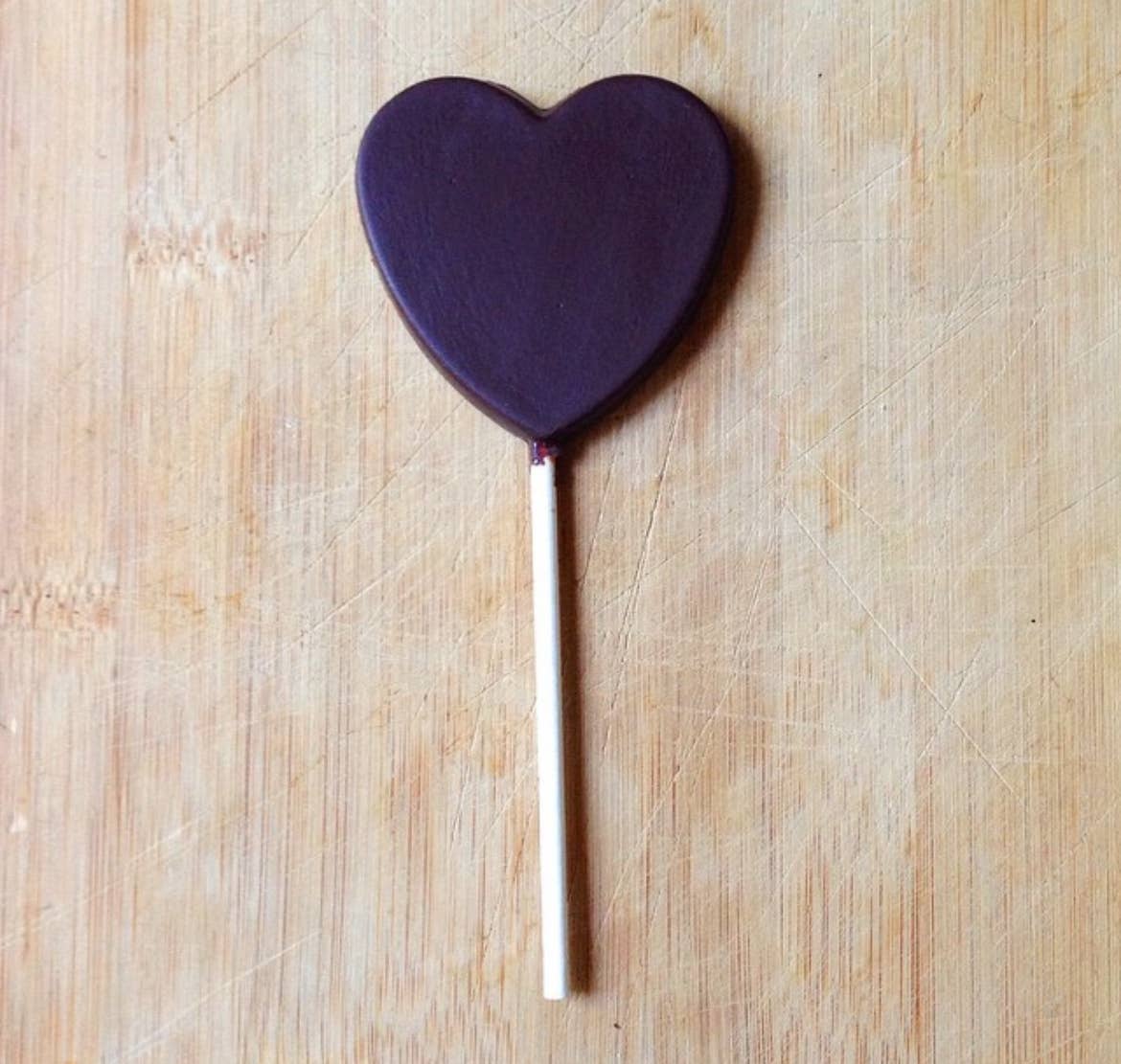 Nunu Chocolates – wholesale Chocolate-covered sweets – Heart Shaped Lollie 53% - Vegan and Gluten free2
