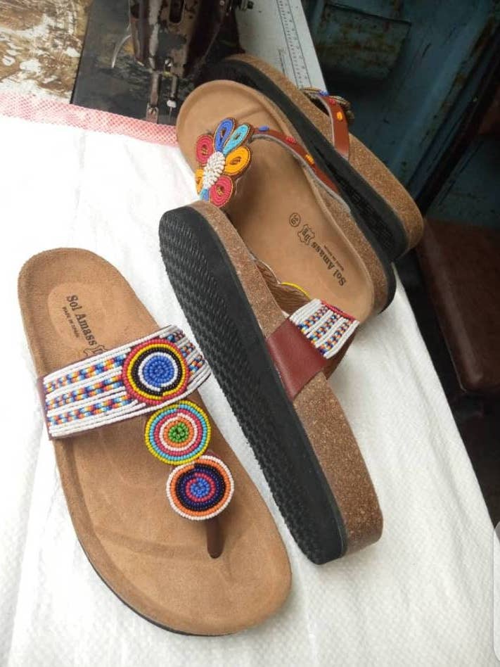 Sandales en cuir perlées faites à la main avec brides et fleurs blanches pour la vente par Delight merchants