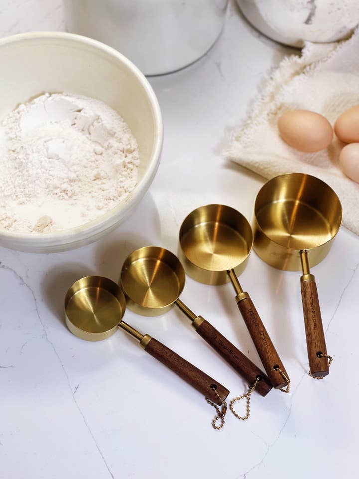 Set di misurini in acciaio inox dorato per la vendita all'ingrosso da parte di Wendi’s Good Things Market