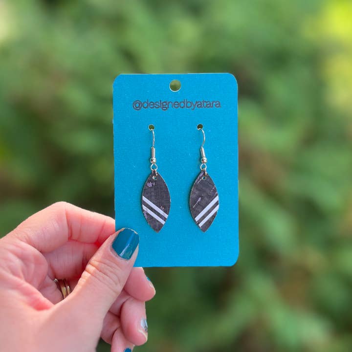 Oorbellen van veganistisch leer met ministreeppatroon voor wholesale door designedbyAtara