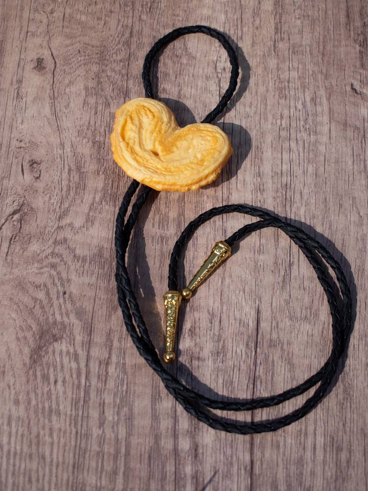 Frans Hart Koekje Bolo Tie, Statement Stropdas Accessoire voor wholesale door Shutterhaus