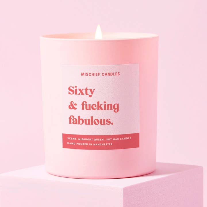 Mischief Candles – Großhandel Kerze im Glas / gefüllte Kerze – Geschenk zum 60. Geburtstag Lustige 60. Geschenkkerze Sixty And Fabulous