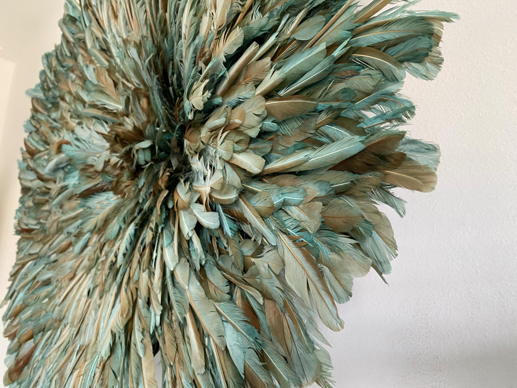 Juju hat world - Venta al por mayor Papel pintado 3D - Conjunto de tres sombreros juju. Decoración de plumas beige, verde petróleo y blancas.6