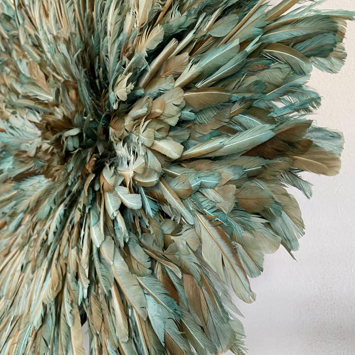 Juju hat world - Venta al por mayor Papel pintado 3D - Conjunto de tres sombreros juju. Decoración de plumas beige, verde petróleo y blancas.6