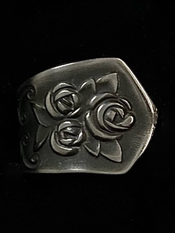 Bague à motif floral pour la vente par Fly Me To The Spoon