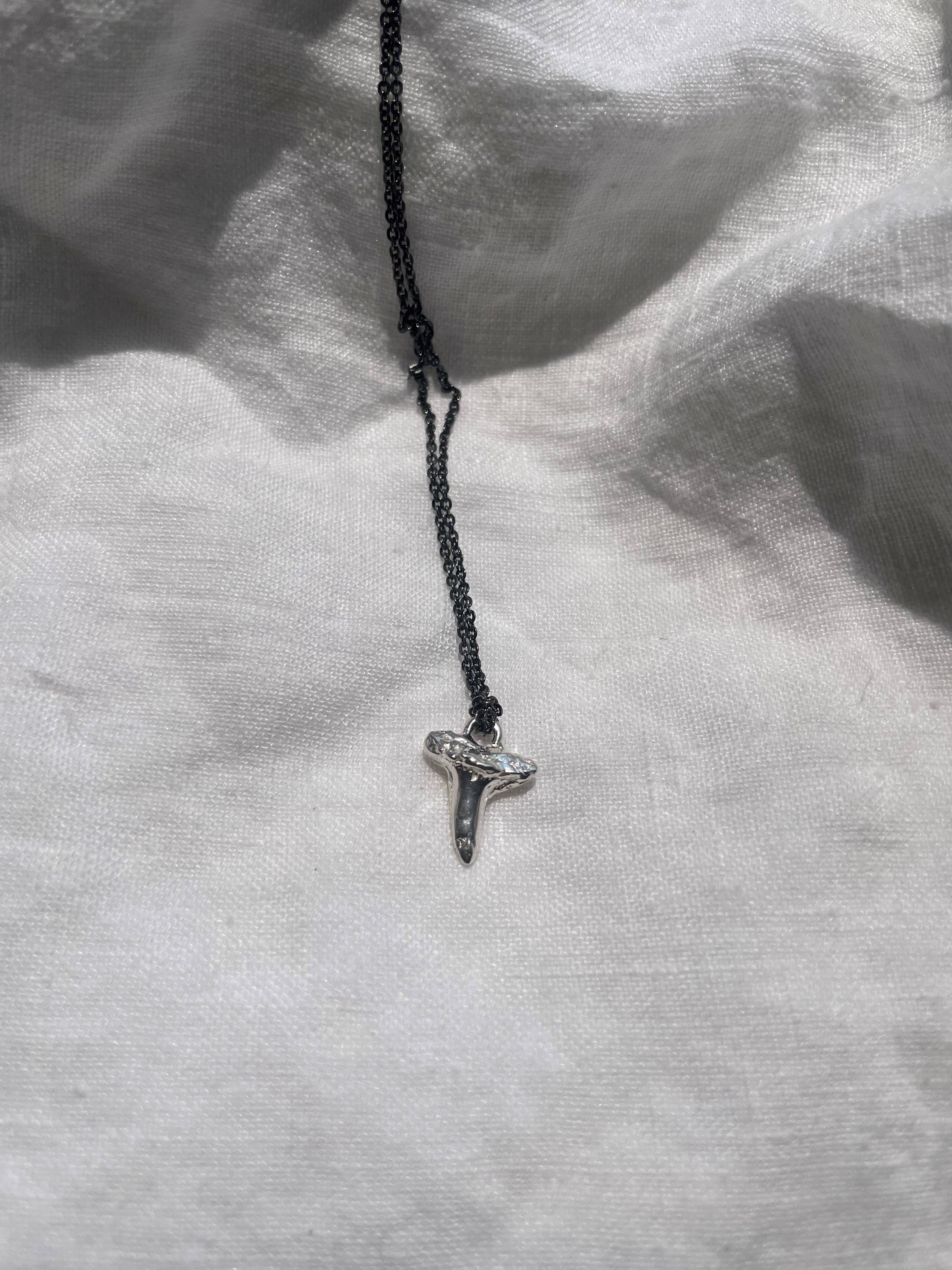 Las Lobas – Großhandel Kette mit Anhänger/Charm – Die Marina Shark Tooth Halskette1