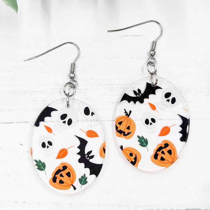 Ovale Ohrhänger aus Acryl mit Fledermäusen, Kürbissen und Totenköpfen für den Großhandel von The Purple Chickadee