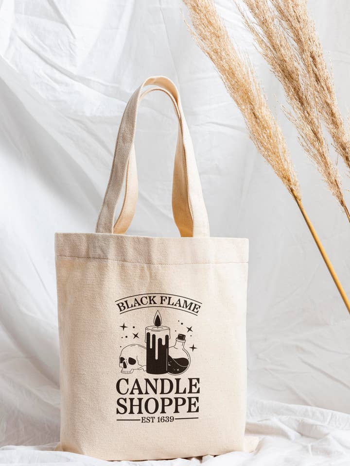 Black Candle Shoppe - Sac fourre-tout écologique pour Halloween pour la vente par Creative 1324