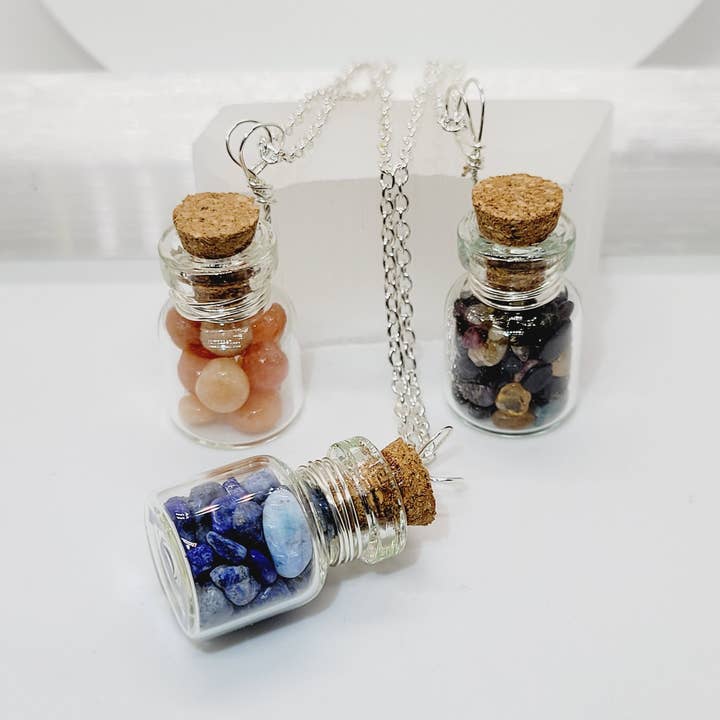 Edelsteen wensfles ketting handgemaakt voor wholesale door The Raven's Edge