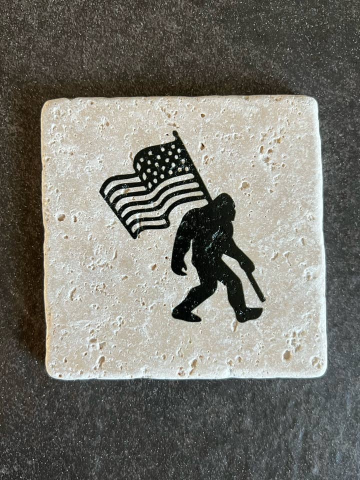 Dessous de verre en travertin avec drapeau américain et Bigfoot pour la vente par CM Customs
