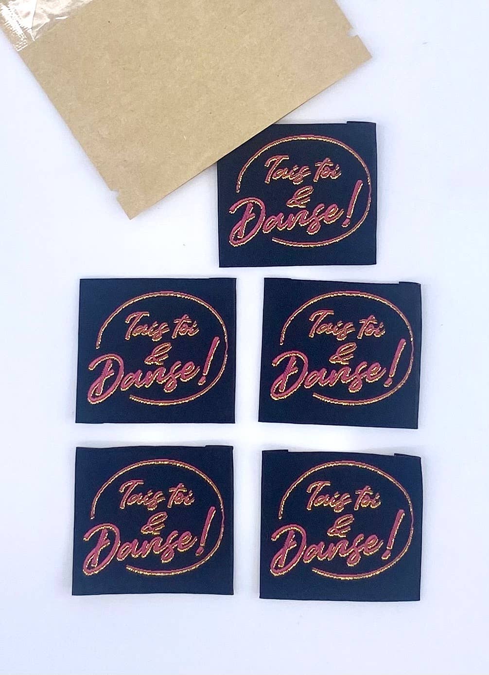 L’Étiquette Home Couture - Wholesale Patch - Golden lurex sew-on label: Shut up and Dance!2