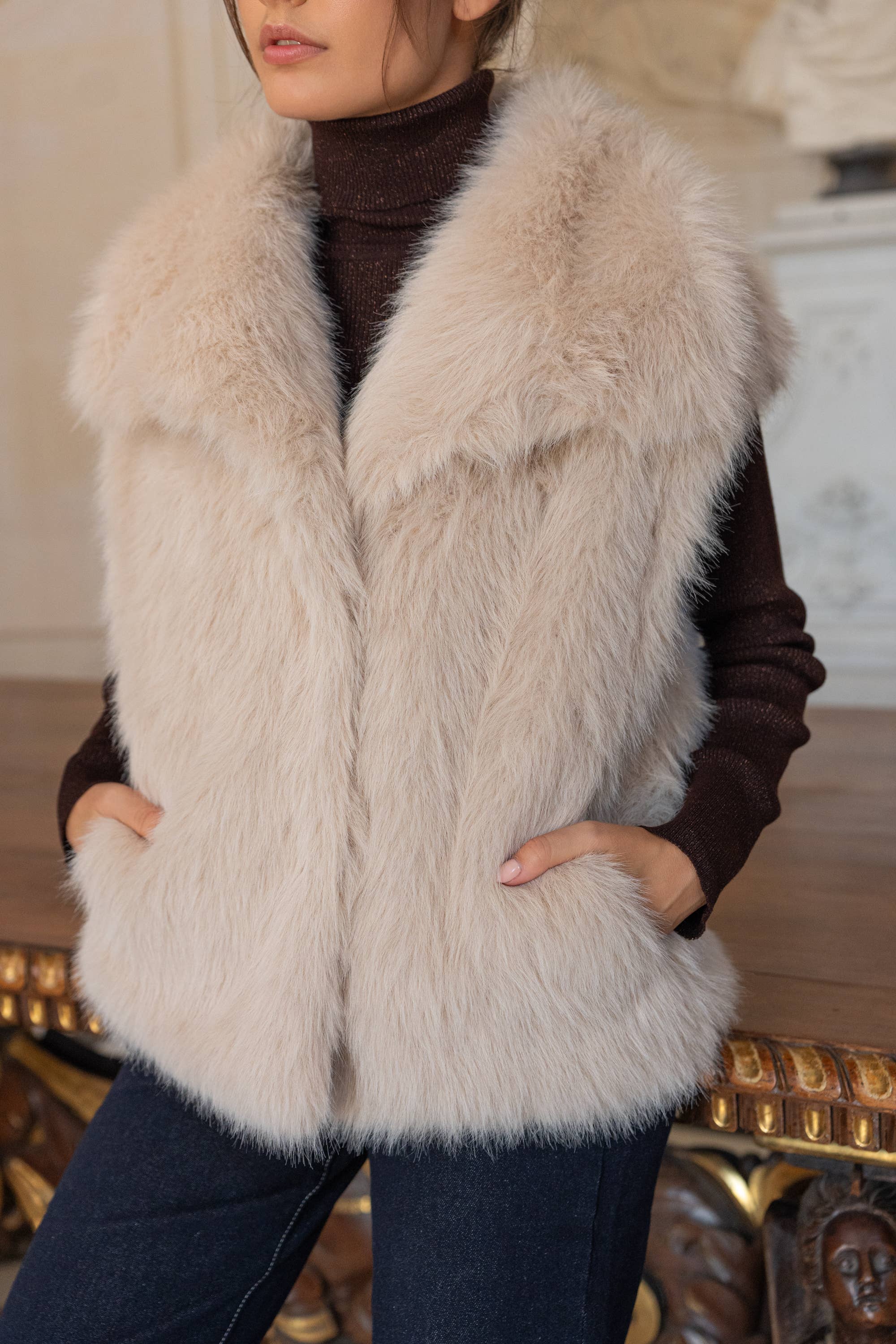 CHOKLATE PARIS - Wholesale Fur/Faux Fur Coat - Women's - Sleeveless faux fur jacket with notched collar - Y1284