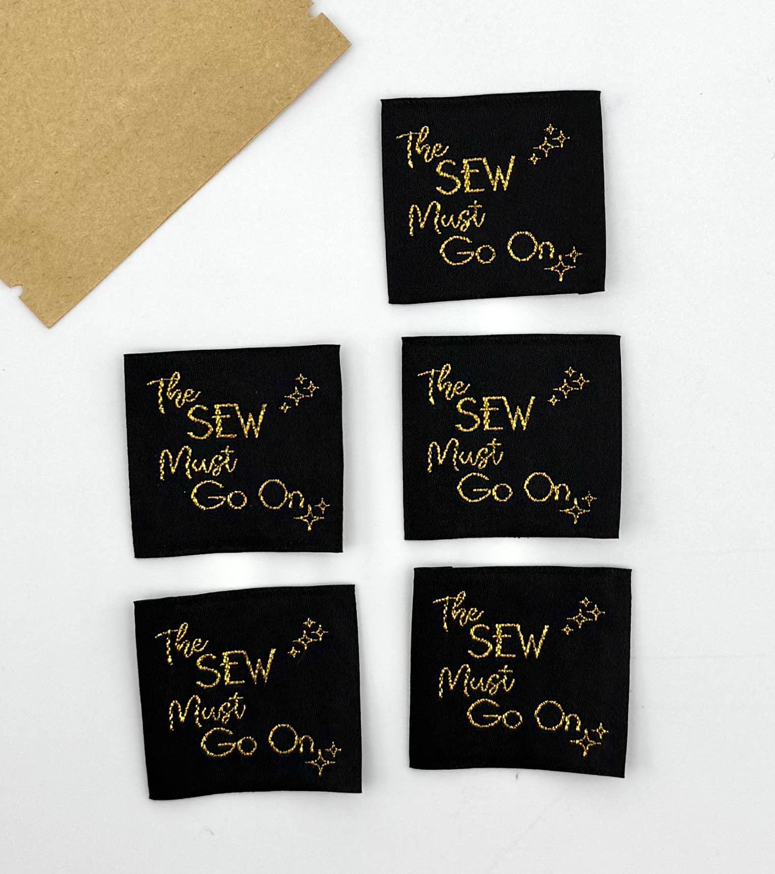 L’Étiquette Home Couture – Großhandel Bastelzubehör – Gewebtes Lurex-Etikett zum Aufnähen "The Sew Must Go ON"2