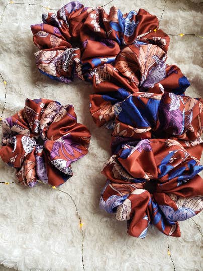 Chouchou fleuri satiné soyeux pour la vente par Blue Valley Threads Co.