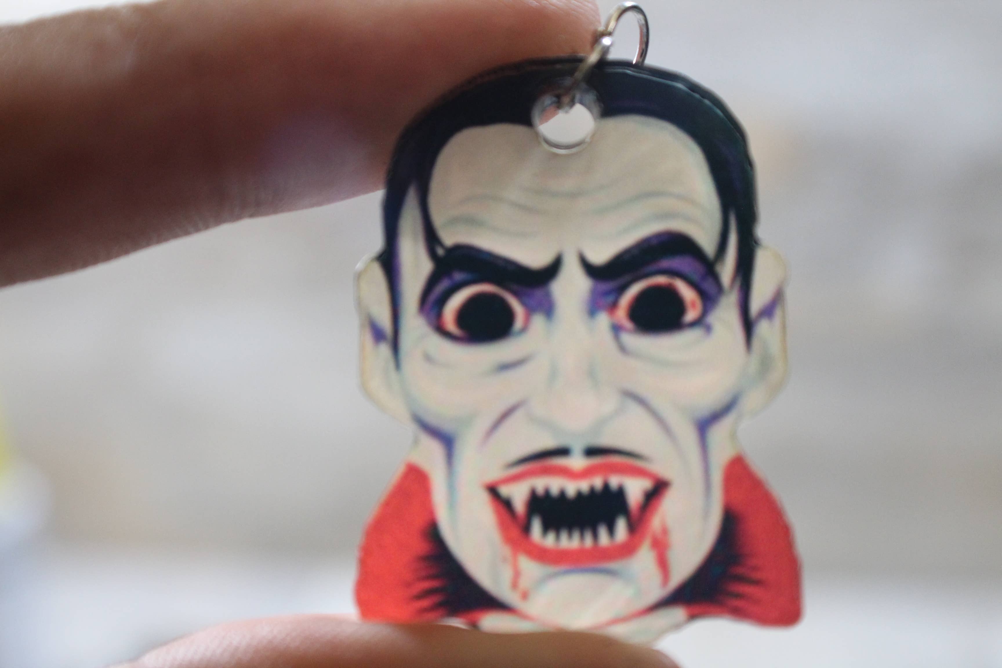 Raven Design - Vente Boucles d'oreilles pendantes - Boucles d'oreilles pendantes en acrylique // Masque de vampire2