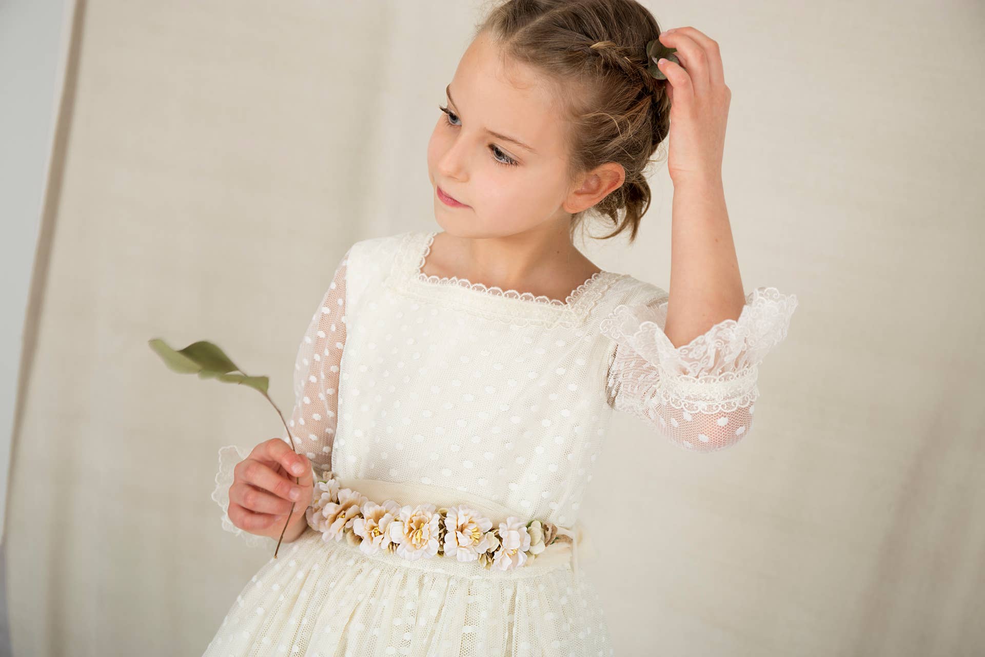 BADUM BADERO – wholesale Klänning – Barn – Kommunionsklänning Margarita i tyll med broderade prickar2