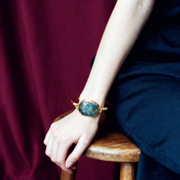 PHOEBE´S - Wholesale Cuff Bracelet - Open Bracelet with Labradorite — 18K Gold Plated1