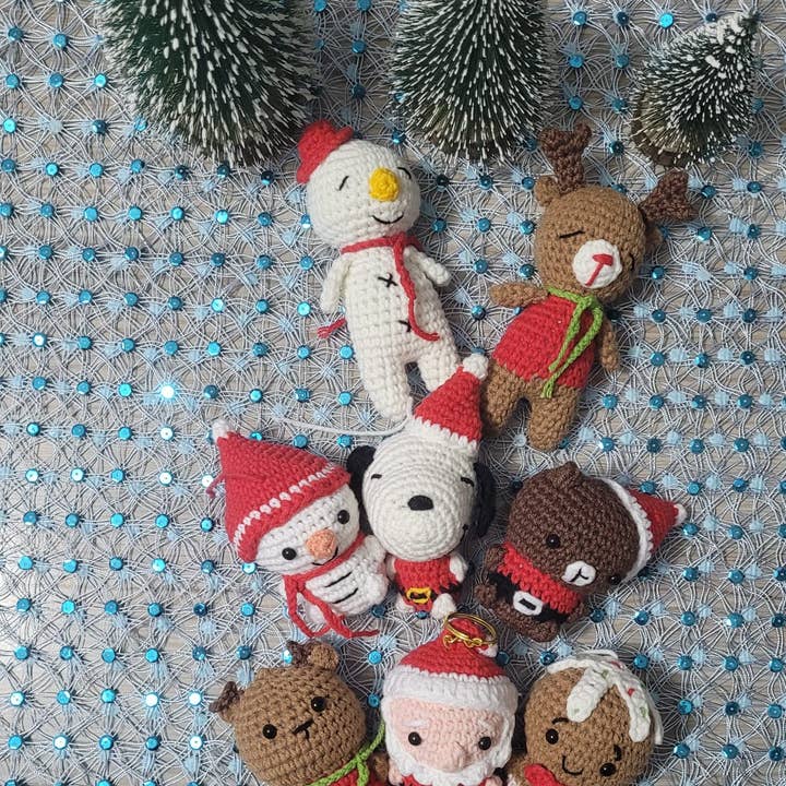 Mini Amigurumi de Noël – Ornements au Crochet Faits Main pour la vente par despinacrafting