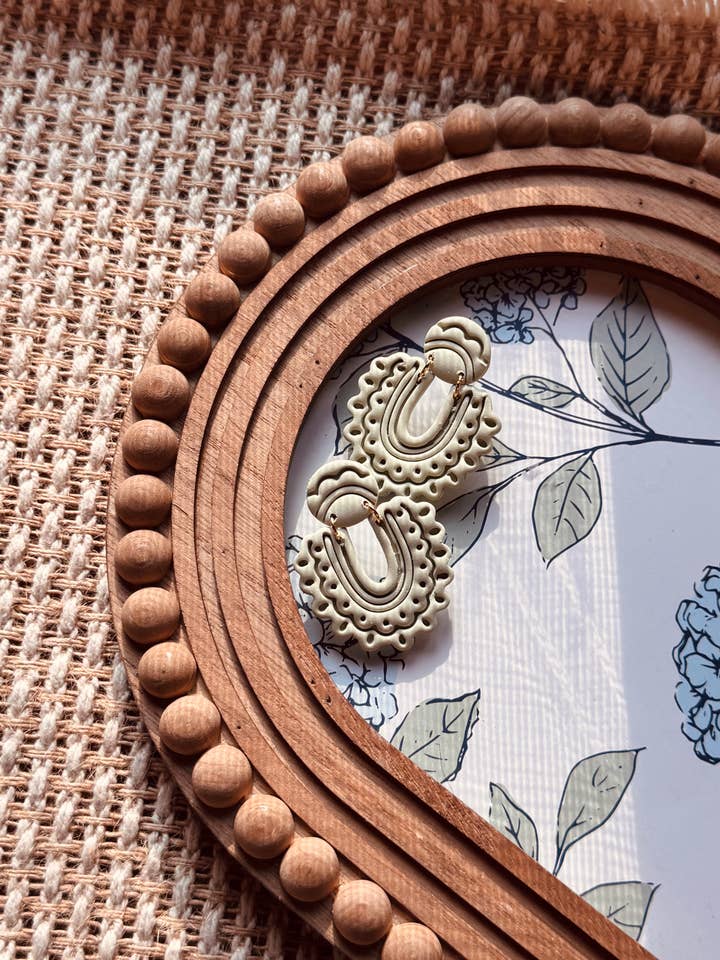 Amelia in Saliegroen | Oorbellen van Polymeerklei voor wholesale door Watch Me Bloom