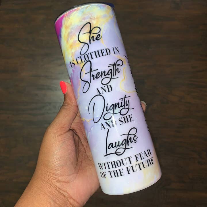 Ordspråksboken 31:25 20oz Tumbler för wholesale av Dukes Designs & Creations