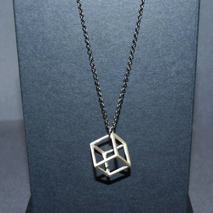 Fragkiski Designs - Venta al por mayor Collares con colgantes/abalorios - Collar largo de cubo de plata, colgante de mujer de cadena negra1