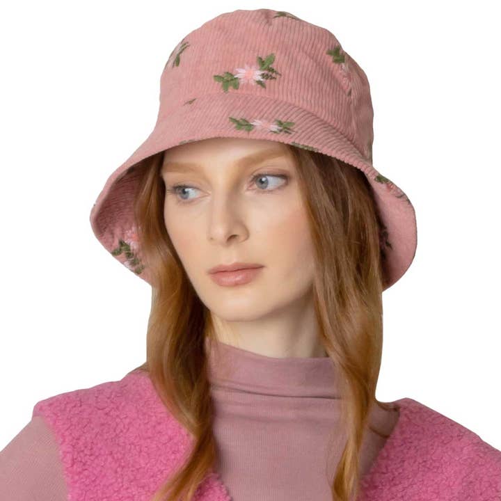 Bonnet en velours côtelé à fleurs brodé pour la vente par Madeline Love