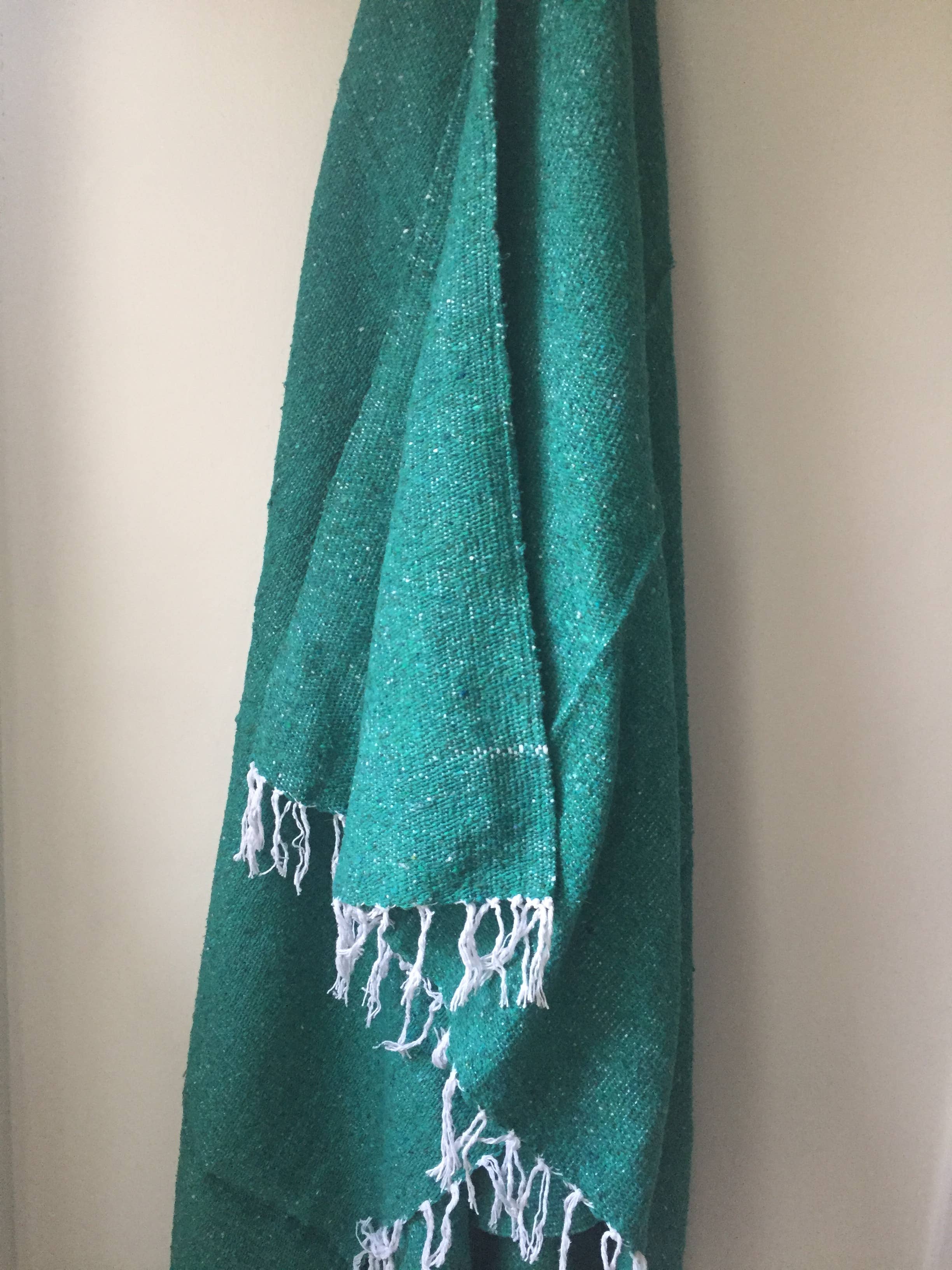 Mahalo Market - Venta al por mayor Mantas de sofá - Manta mexicana sólida con flecos en tonos dorado y beige | Yoga | Mint9