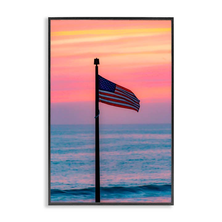 Drapeau des États-Unis contre le coucher de soleil - Art mural encadré pour la vente par Stupell Industries