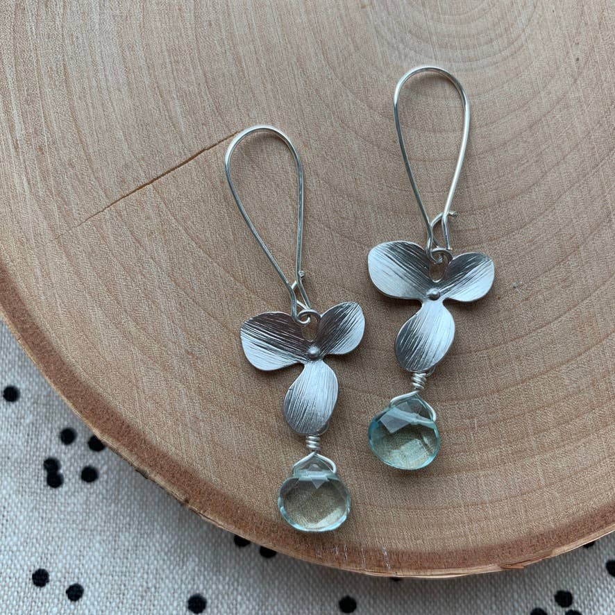 Dana Herbert – wholesale Hängande örhängen – Silver Magnolia Flower + Ädelstensörhängen2