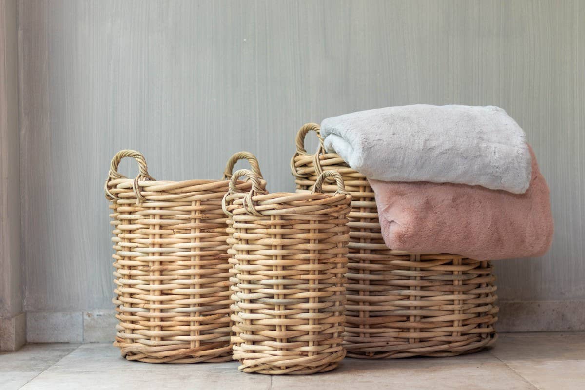 Mars & More - Brand of B Living - Venta al por mayor Artículo decorativo de mesa - Mesa redonda de ratán con diámetro 61 cm y altura 65 cm1