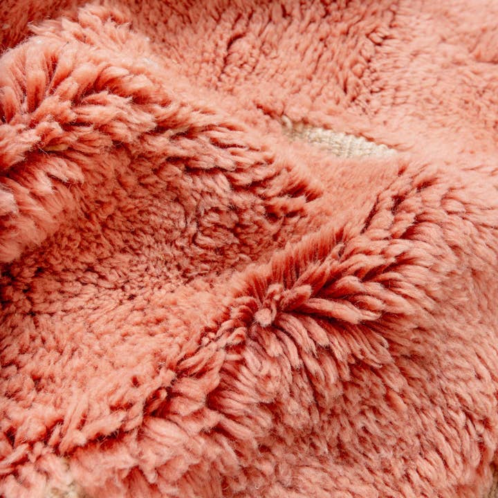 BerberNest – Großhandel Teppichvorleger – Premium handgetufteter Beni Mrirt Teppich in Pfirsichfarben aus Marokko4