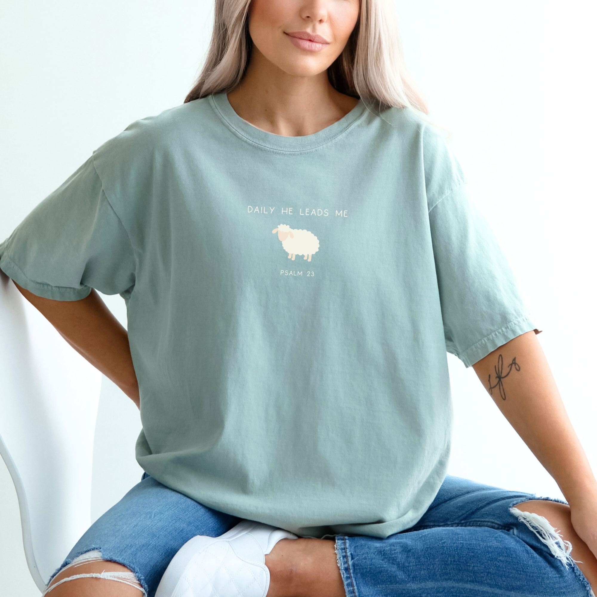 Faith & Life Christian Brands - Vente T-shirt sérigraphié – femme - T-shirt graphique chrétien Daily He Leads Me Psalm 23 en forme d'agneau4