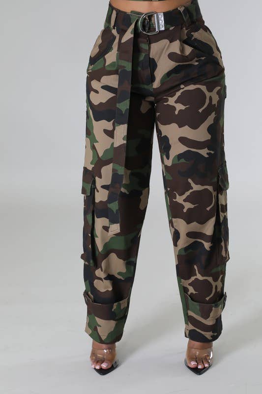 Camouflage Pantalon cargo ceinturé en camouflage en vente sur Faire6