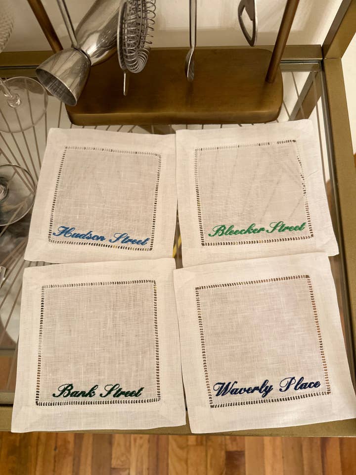 Tovaglioli da cocktail ricamati con strade del West Village (carattere Waverly) per la vendita all'ingrosso da parte di Winston & Waverly