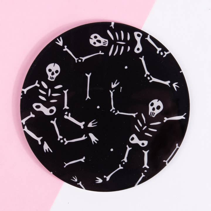 Sæt med 4 akrylunderlag med dansende skeletter for engroshandel hos Swag