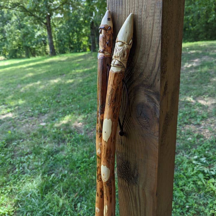 Creation Carvings LLC - Vente Équipement de fitness - Canne de marche avec sculpture de nain, bâton de randonnée sculpté par Creation Carvings, jusqu'à 60 pouces de haut3