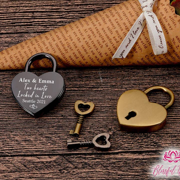 The Blissful - Wholesale Fopcadeautje/hebbedingetje - Twee jaar opgesloten in Love Lock Gepersonaliseerd liefdesslot