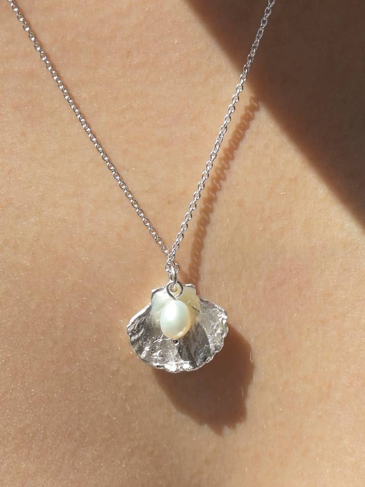 Zilveren halsketting met parelhanger voor wholesale door Wild Fawn Jewellery