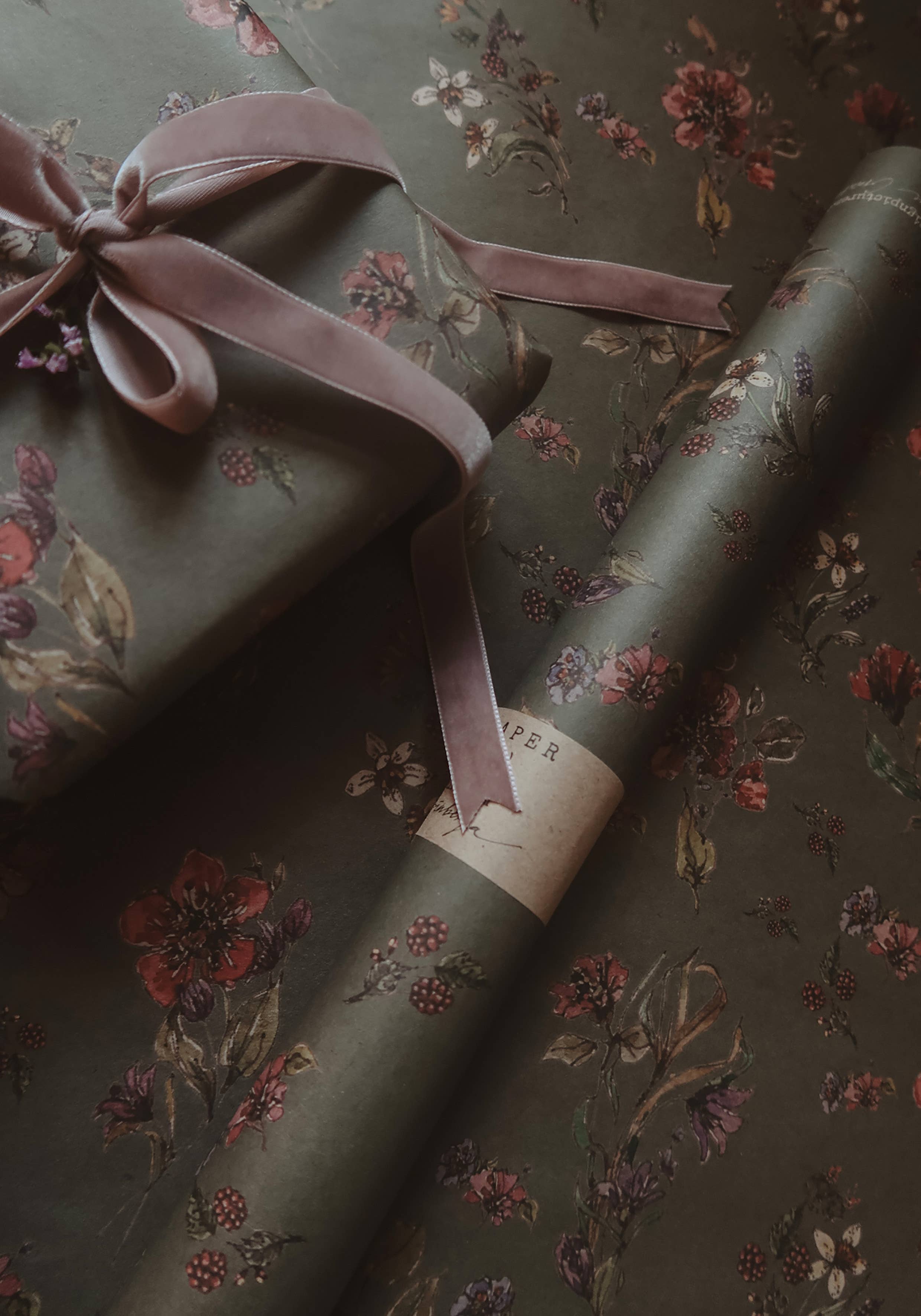 MyDesignPictures – wholesale Wrapping paper roll – Set Of 3 Pieces Flowers on dark gray kraft Wrapping Paper1