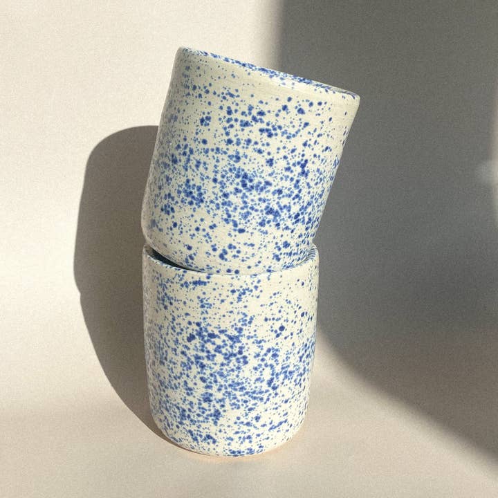 Tasse bleue éclaboussée pour la vente par Lilas Clayground