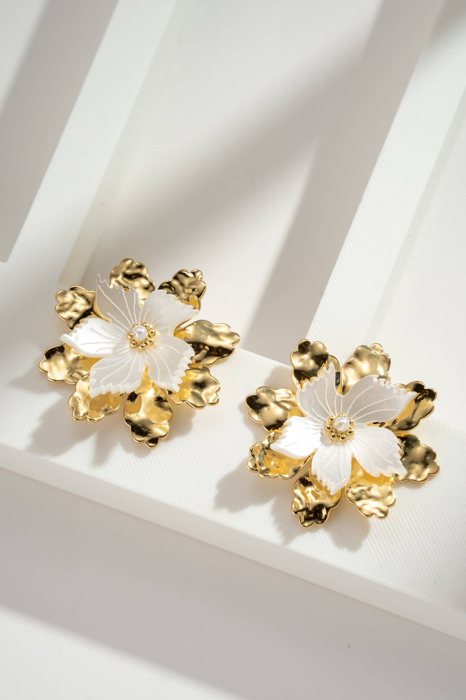 COSMOS - Wholesale Stud/Post Earrings - Pearl Flower Hoops stainless steel Elegance Textured Style