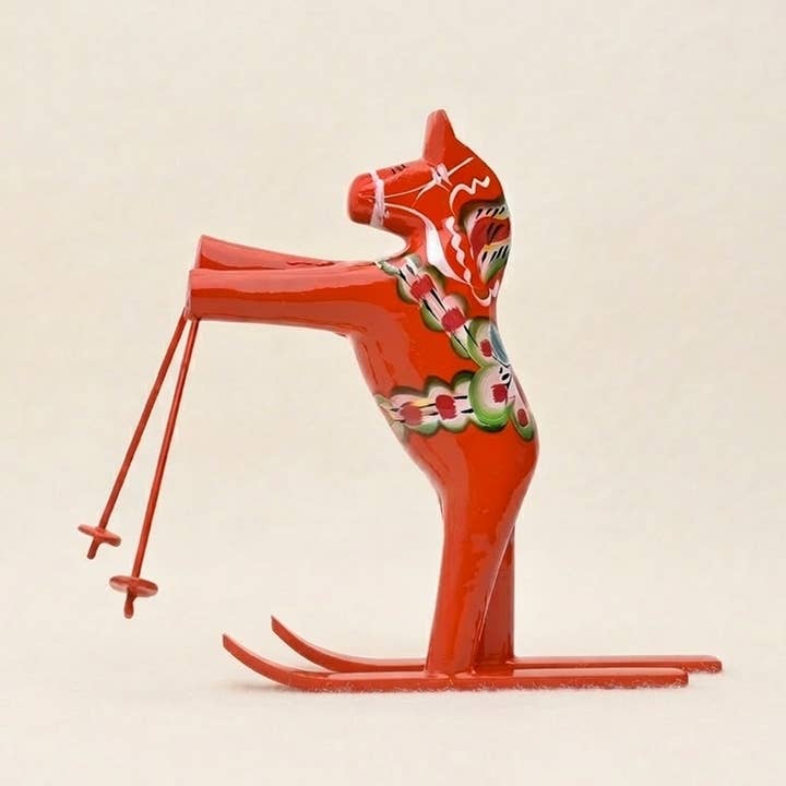 Cheval Dala à skis en édition limitée — fait main en Suède pour la vente par Dalaart