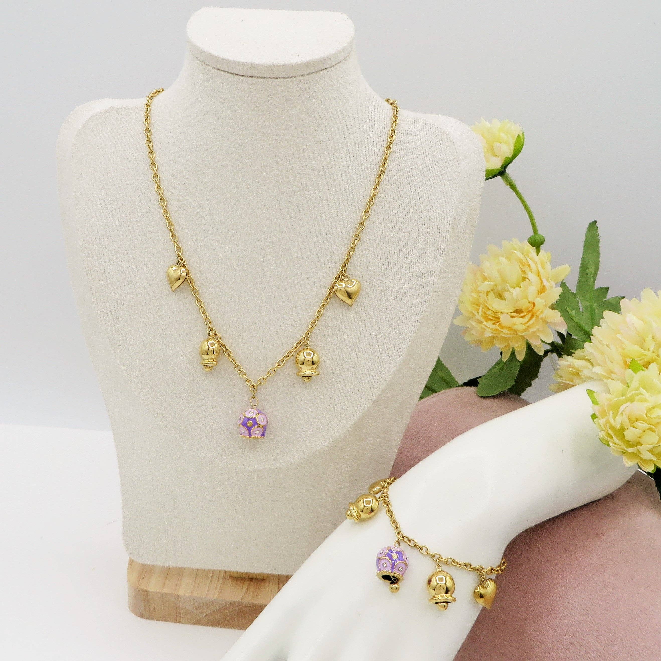 LILLA ORO ROSABELL - ACCIAIO INOSSIDABILE- Collana con campanella e cuori bombe' chiama angeli for wholesale on Faire2