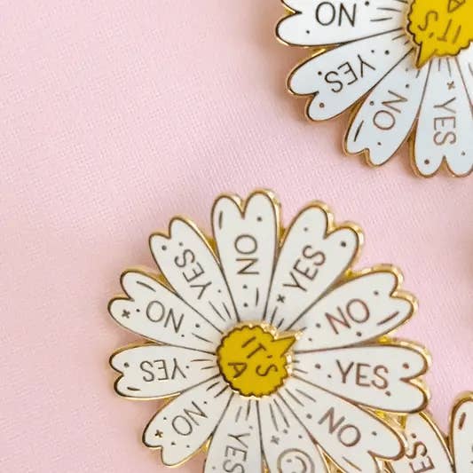 Épinglette en émail Spinning Daisy pour la vente par Menmin Made