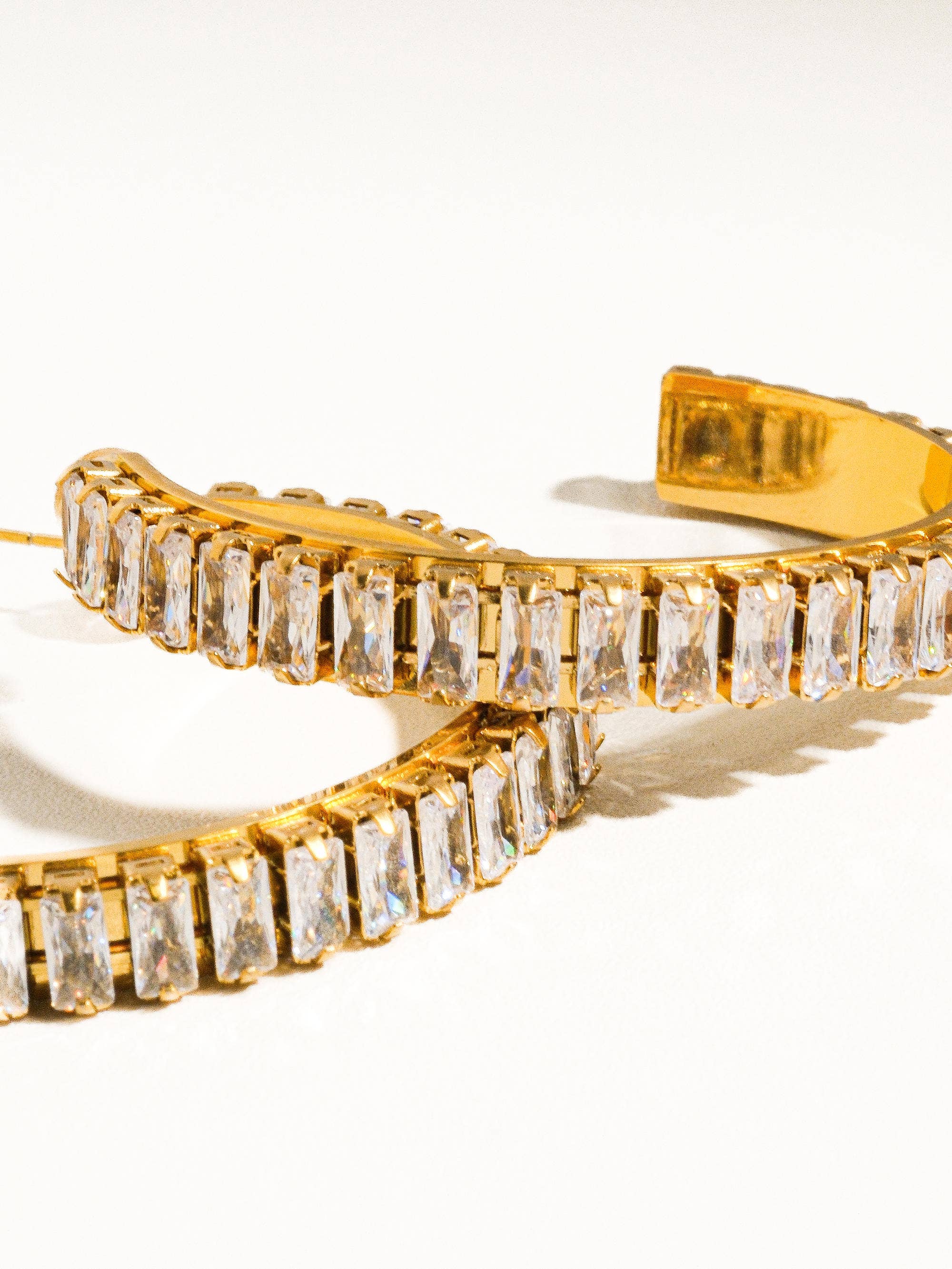 Oro Giallo Orecchini a cerchio a C grandi con strass in oro 18K anti-ossidazione in vendita all'ingrosso su Faire2