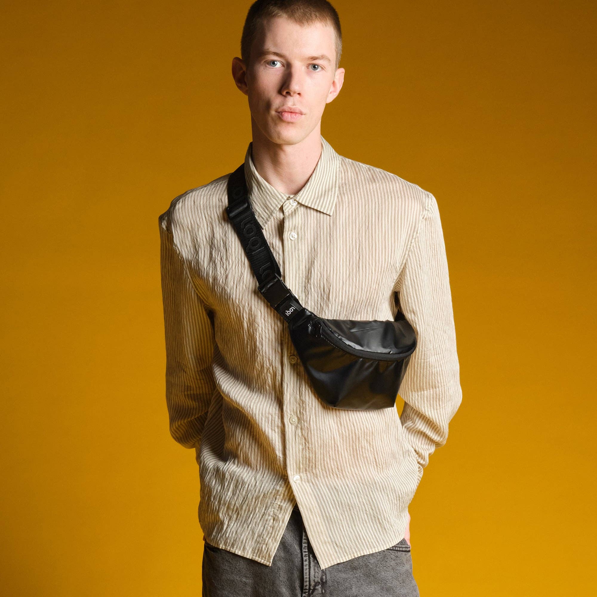 LOQI – Großhandel Bauchtasch – Unisex – Metallic schwarze Bauchtasche1