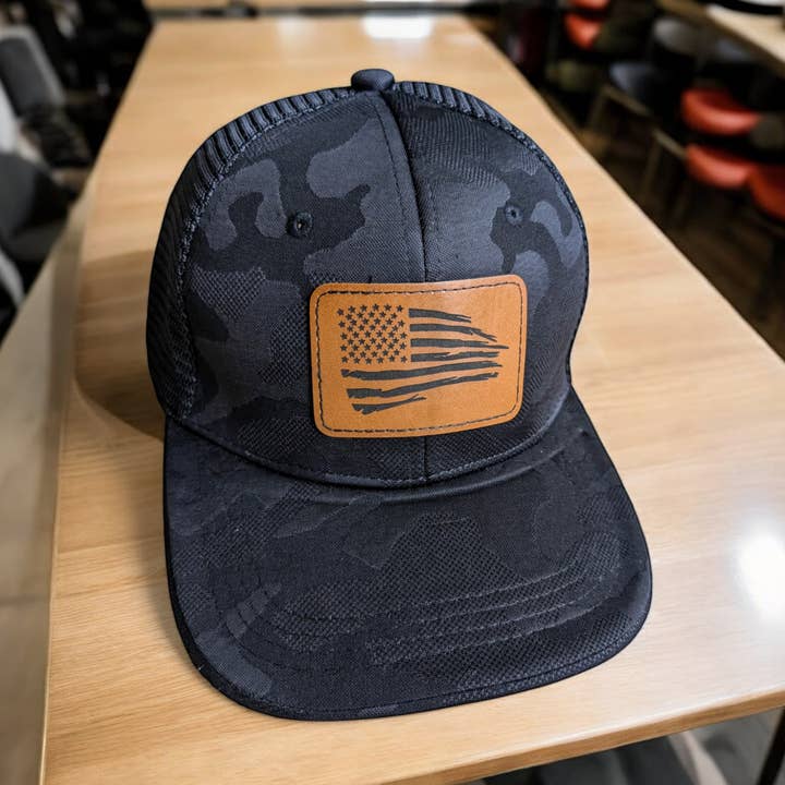 Trucker-Mütze mit schwarzer Camouflage-Trucker-Mütze aus Leder mit USA-Flagge für den Großhandel von 2A Solutions