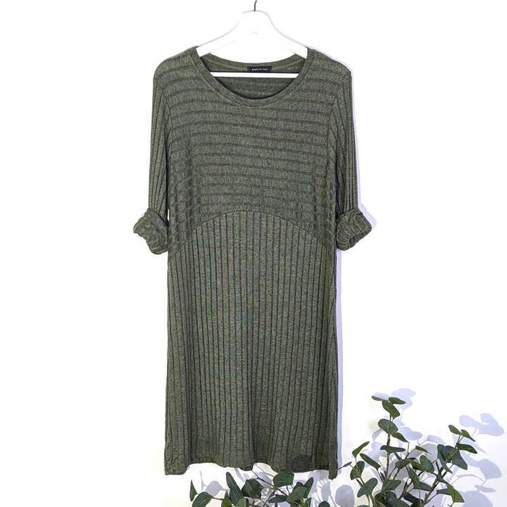 Tempest Designs - Wholesale Jurk - Dames - Jurk van zachte brede geribde stof met gebogen middenseam5