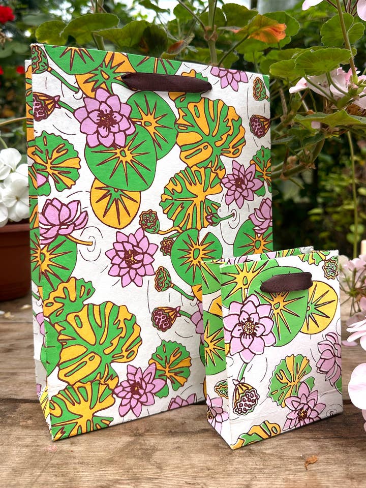 Handtryckt presentpåse av återvunnet papper 'Näckrosor' för wholesale av AARVEN